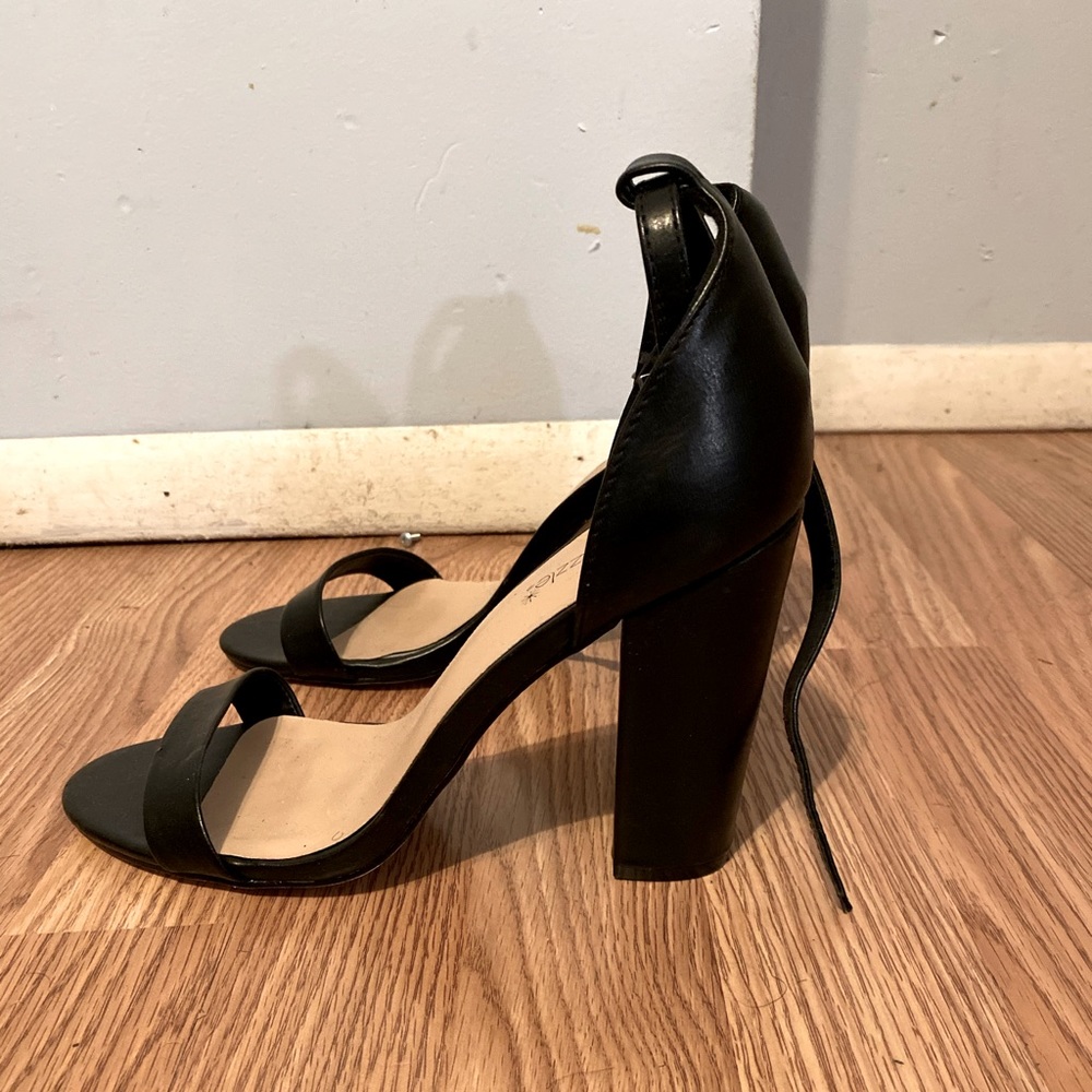 These shoes are so pretty and new only tried it on